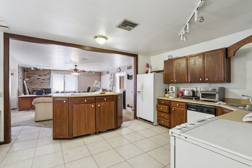 More Photos Of 15901 W Northern Ave, Litchfield Park General Retail For Sale