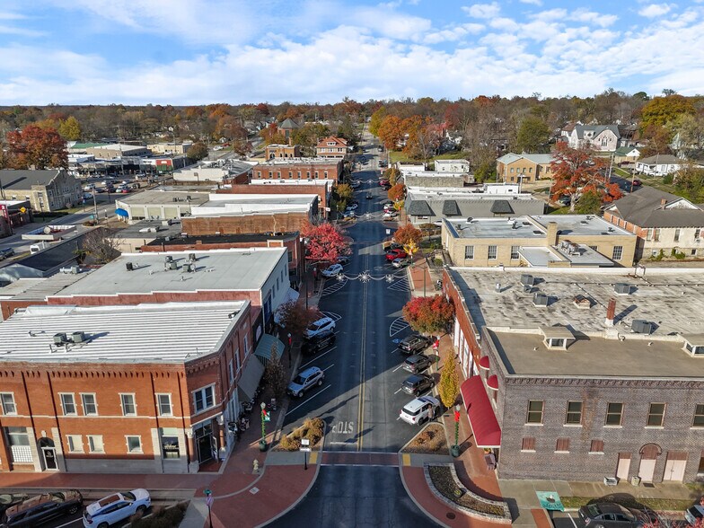 More Photos Of 116 1/2 S Broadway St, Siloam Springs Storefront Retail Office For Lease