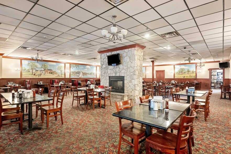 More Photos Of 402-406 Main St, Wakefield Restaurant For Lease