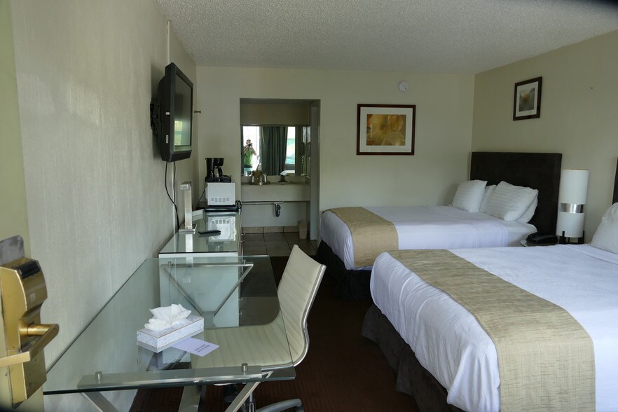 More Photos Of 990 N Homestead Blvd, Homestead Hotel For Sale