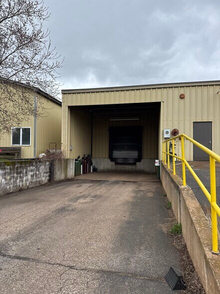 More Photos Of 623 Circle Dr, Iron Mountain Industrial For Sale