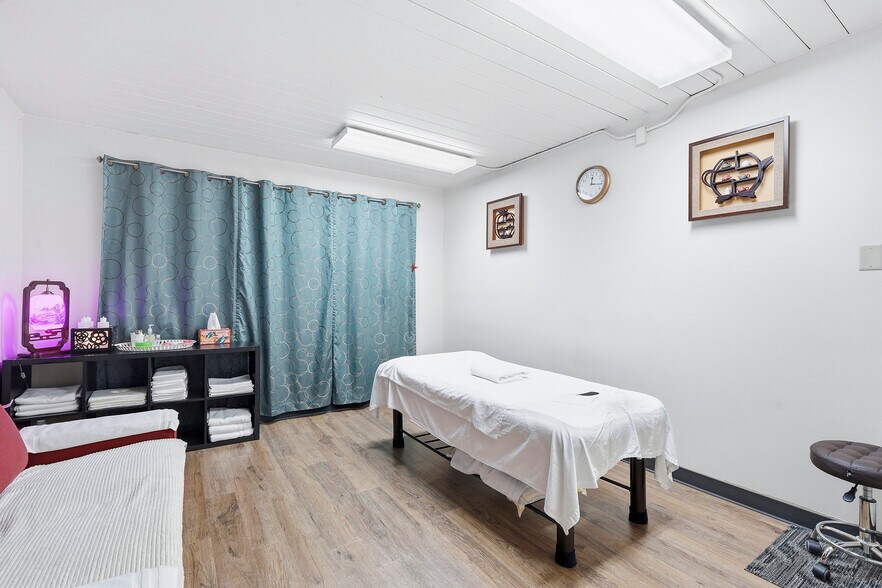 More Photos Of 12720 SW Pacific Hwy, Tigard General Retail For Sale