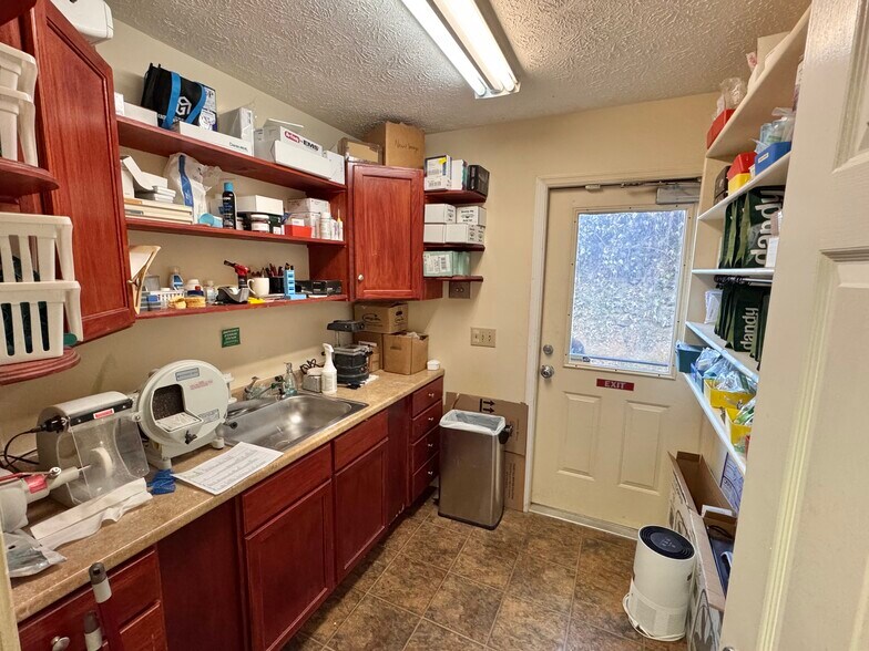 More Photos Of 471 S Main St, Cleveland Office For Sale