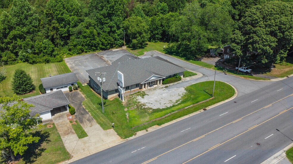 More Photos Of 2180 Northwest Blvd, Newton Medical For Sale