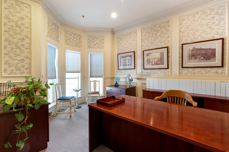 More Photos Of 4819 Broadway St, Addison Office Residential For Lease