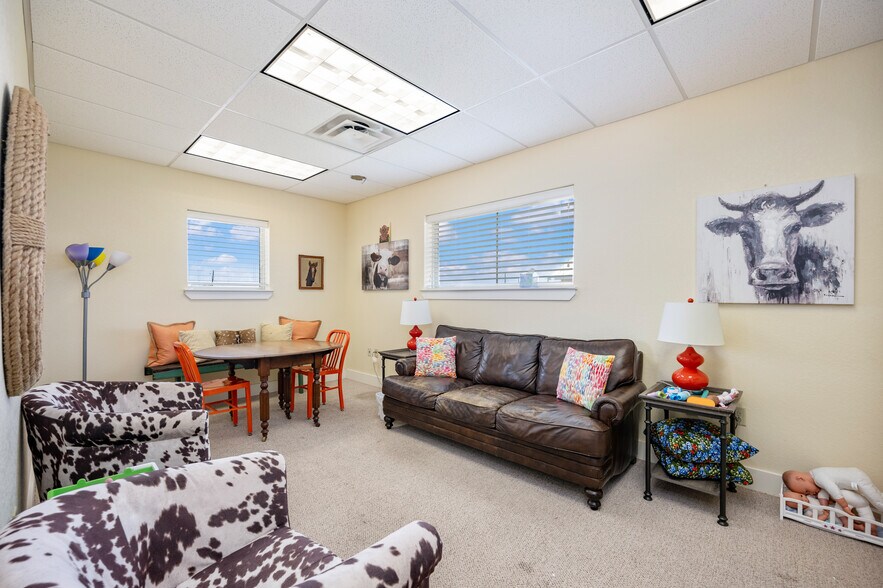 More Photos Of 140 Paloma Dr, Floresville Office For Sale