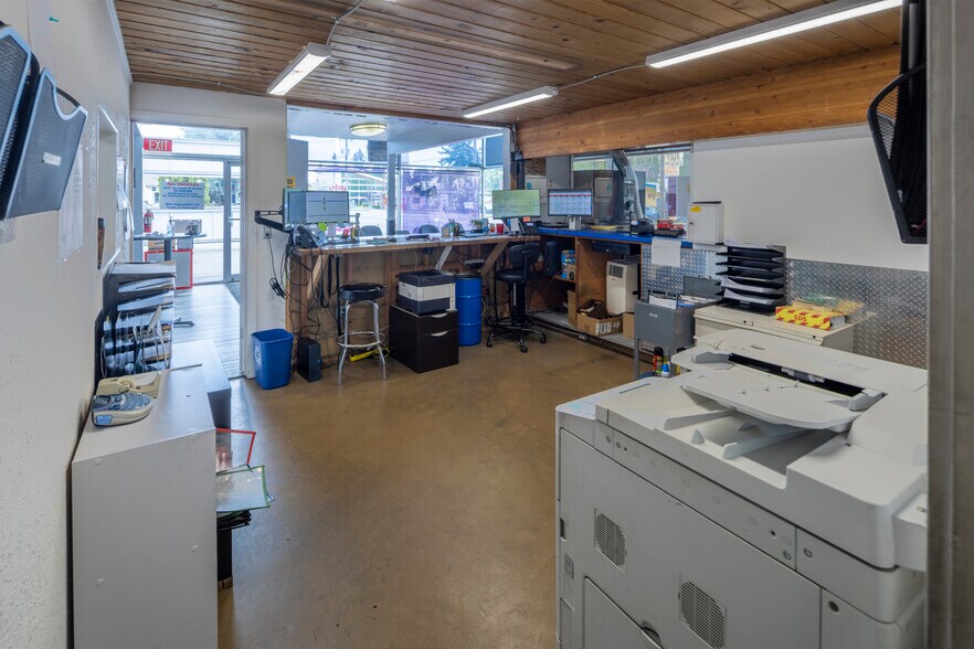 More Photos Of 14600 Ambaum Blvd SW, Burien Auto Repair For Lease