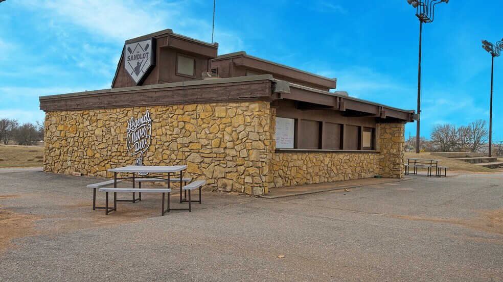 More Photos Of 400 W Martin Luther King Blvd, Duncan Sports And Entertainment For Sale