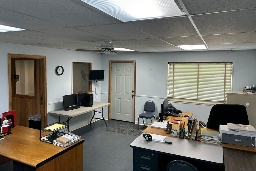 More Photos Of 515 S Noble St, Anniston Light Distribution For Sale