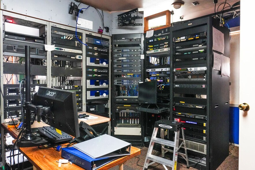 More Photos Of 102 N Mesquite St, Corpus Christi Office For Sale