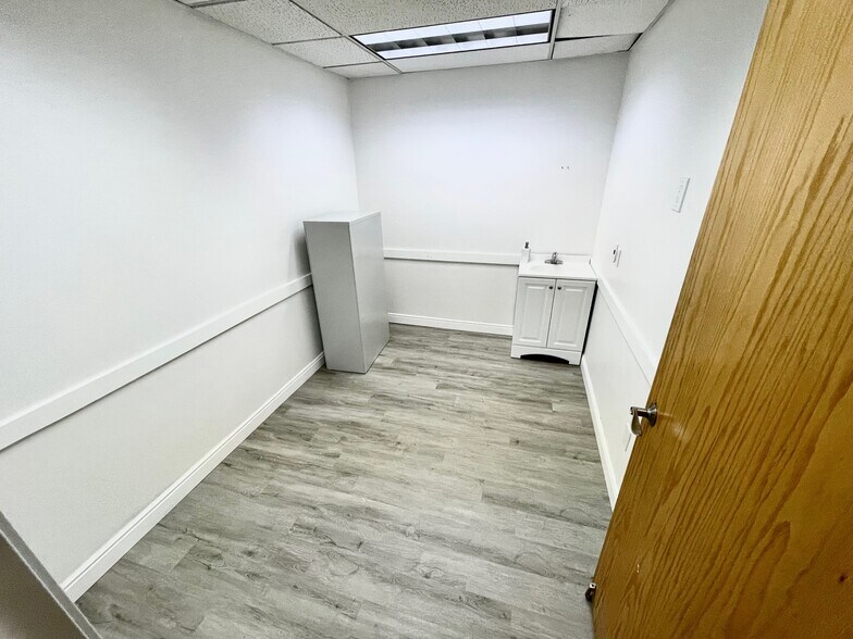 More Photos Of 1001 S Perry St, Castle Rock Medical For Sale