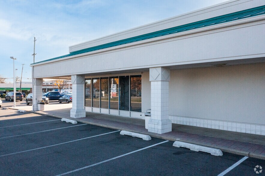 More Photos Of 1526-1596 Union Tpke, New Hyde Park Freestanding For Lease