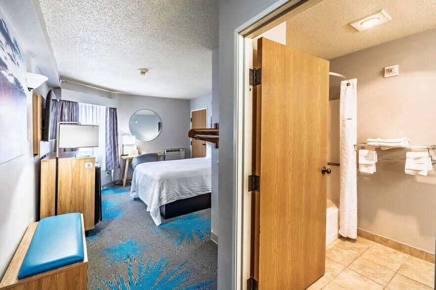 More Photos Of 519 Crook St, Custer Hotel For Sale