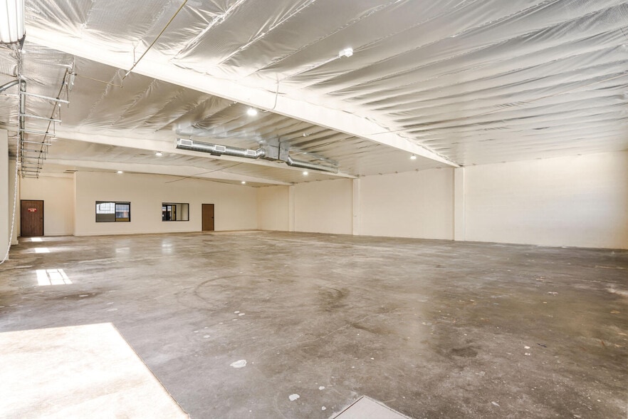More Photos Of 13755-13761 Saticoy St, Panorama City Warehouse For Lease