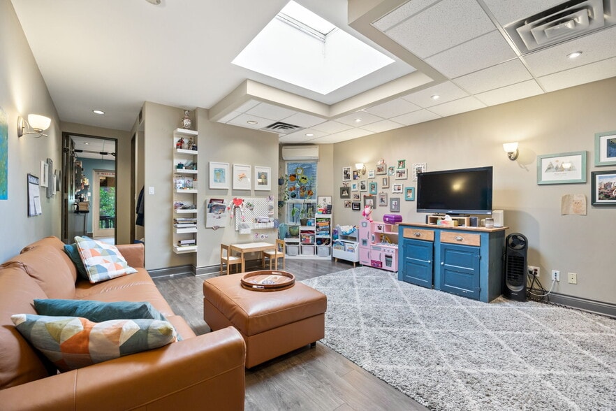 More Photos Of 1611 Bloor St W, Toronto Storefront Retail Office For Sale