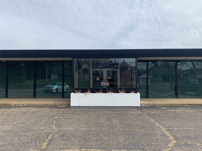 More Photos Of 1208 Harrison Ave SW, Canton Office For Lease