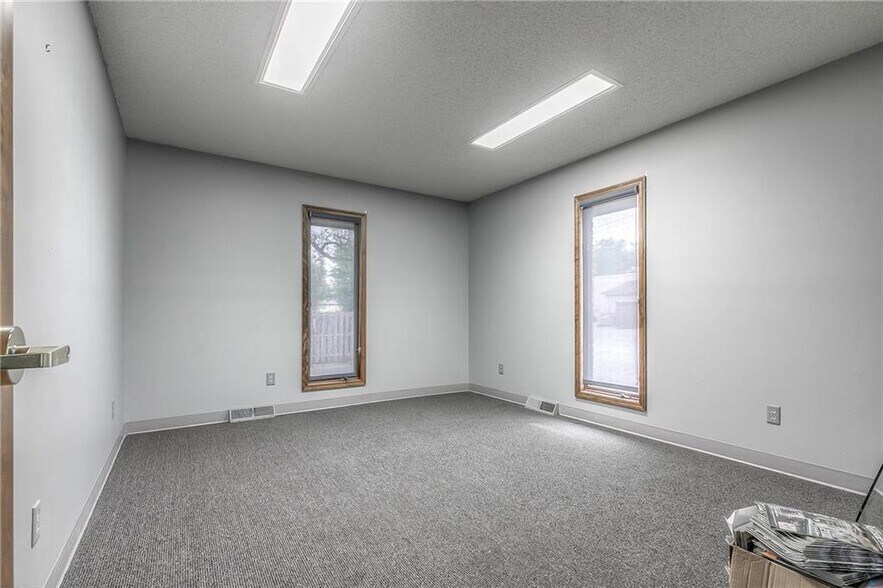 More Photos Of 4 W Monroe St, Buckner Office For Lease