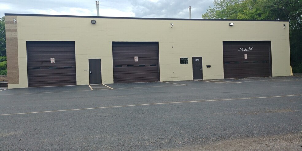 More Photos Of 25781 N Hillview Ct, Mundelein Light Manufacturing For Sale