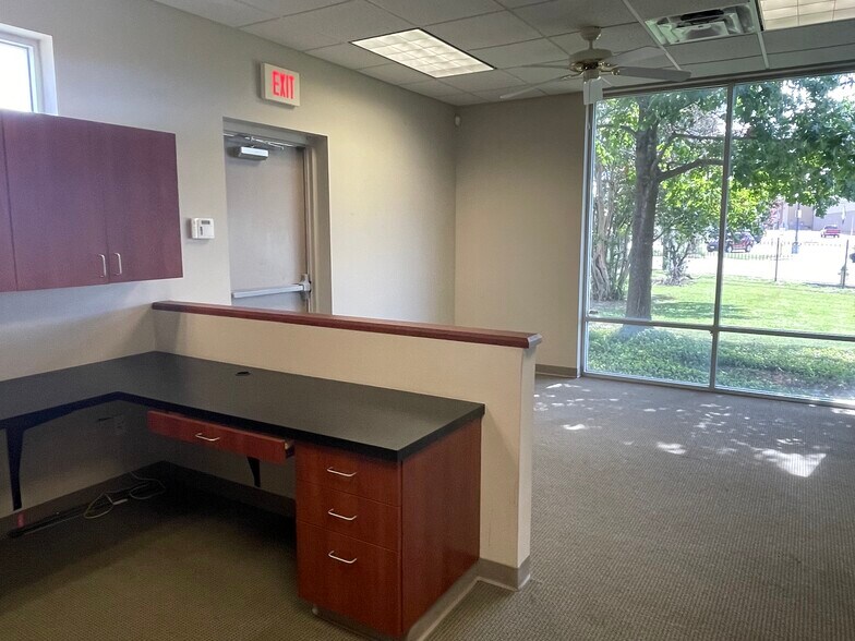 More Photos Of 7127 Somerset Rd, San Antonio Medical For Lease