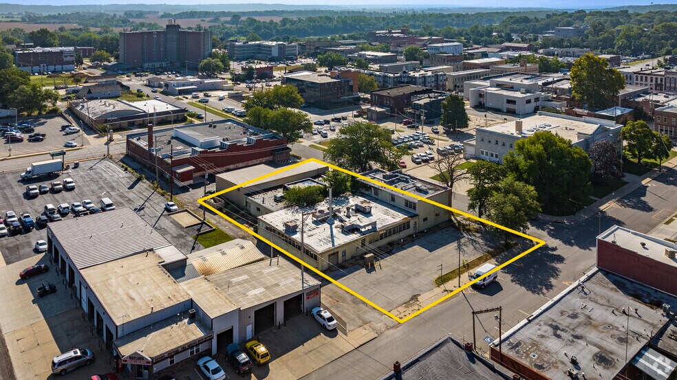 More Photos Of 422 Seneca St, Leavenworth Flex For Sale