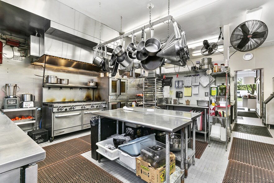 More Photos Of 105-107 Newtown Ln, East Hampton Storefront Retail Residential For Sale