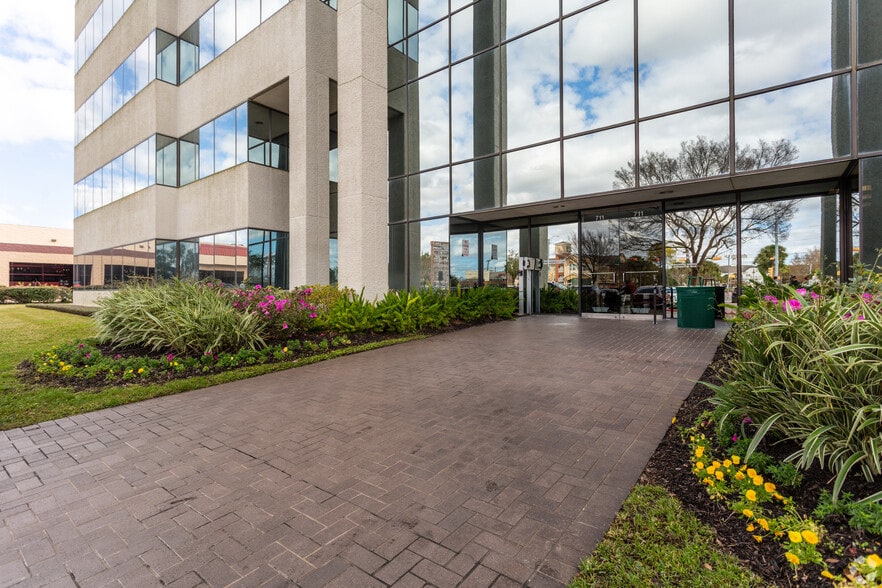 More Photos Of 711 W Bay Area Blvd, Webster Office For Lease