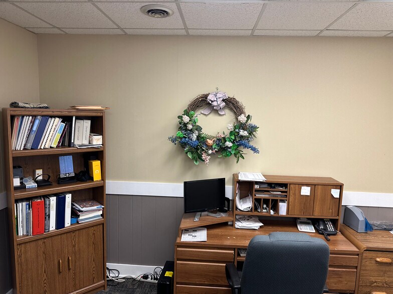 More Photos Of 1004 Princetown Rd, Schenectady Office For Lease