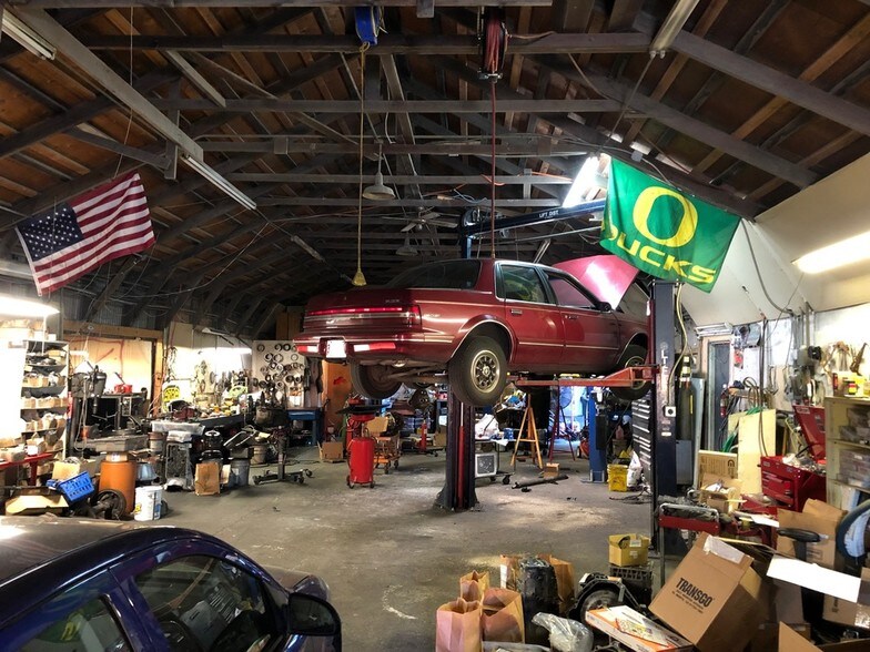 More Photos Of 8850 NE Sandy Blvd, Portland Auto Repair For Sale