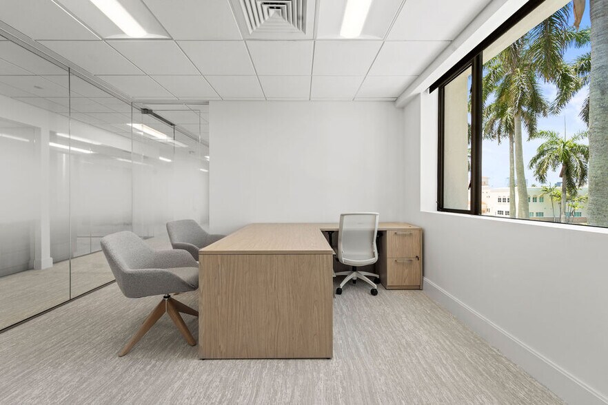 More Photos Of 324 Royal Palm Way, Palm Beach Office For Lease