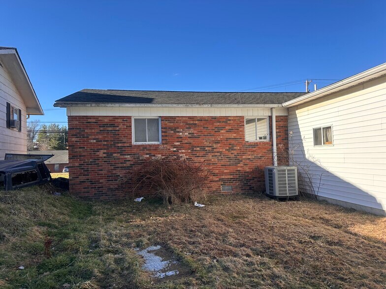 More Photos Of 346 Rural Acres Dr, Beckley Showroom For Sale