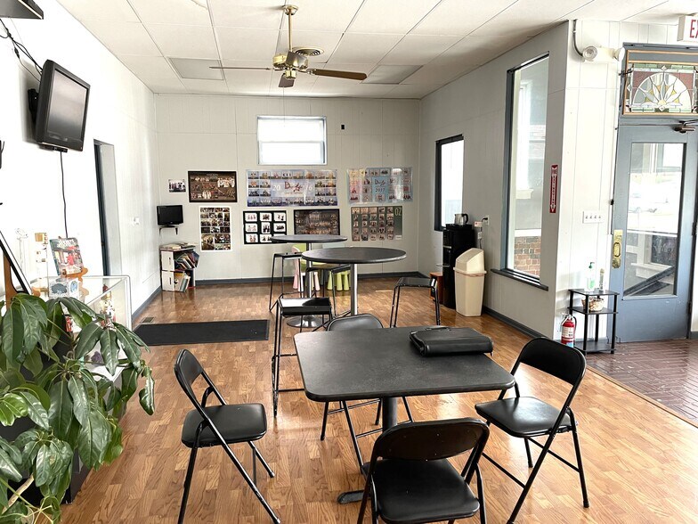 More Photos Of 307 6th St, Charleston Storefront Retail Office For Sale
