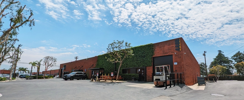 Primary Photo Of 4406-4408 W Vanowen St, Burbank Warehouse For Lease