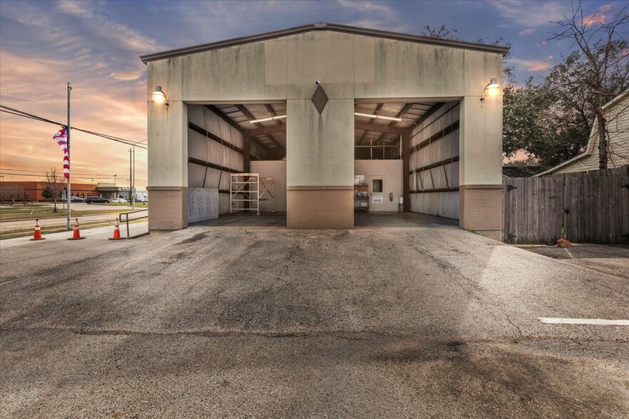 Primary Photo Of 4610 Center St, Deer Park Auto Repair For Sale