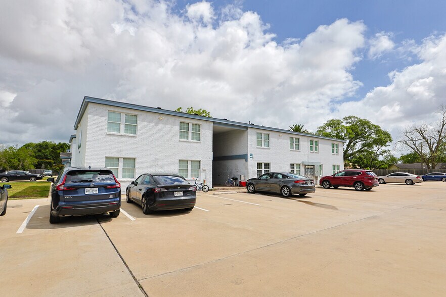 More Photos Of 1208 N Chenango St, Angleton Apartments For Sale