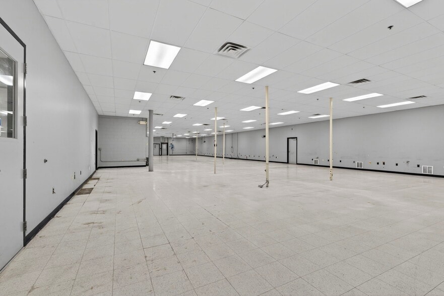 More Photos Of 645 Harvey Rd, Manchester Showroom For Lease