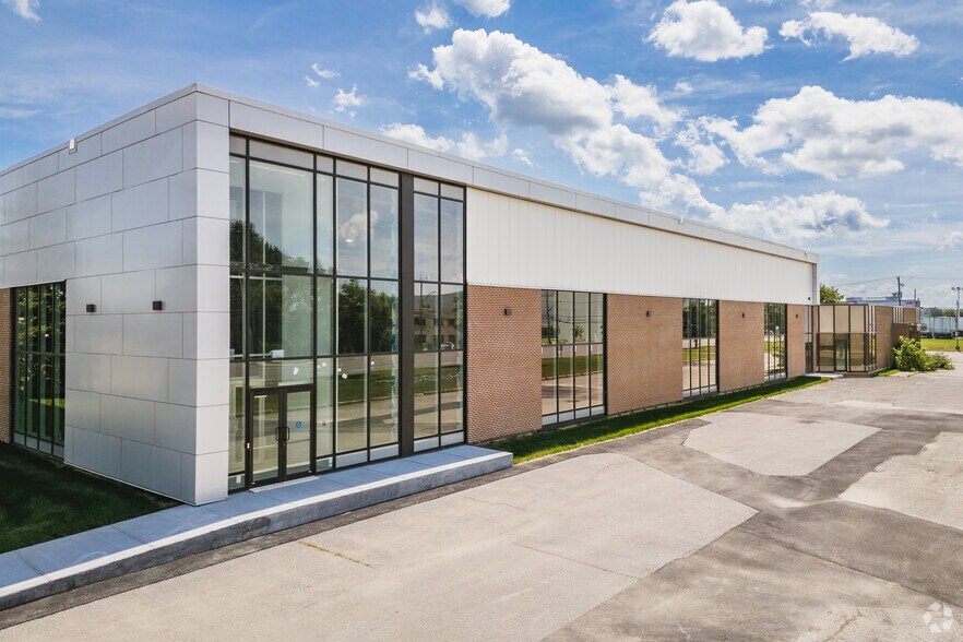 More Photos Of 10300 Boul Henri-Bourassa O, Montréal Light Manufacturing For Lease