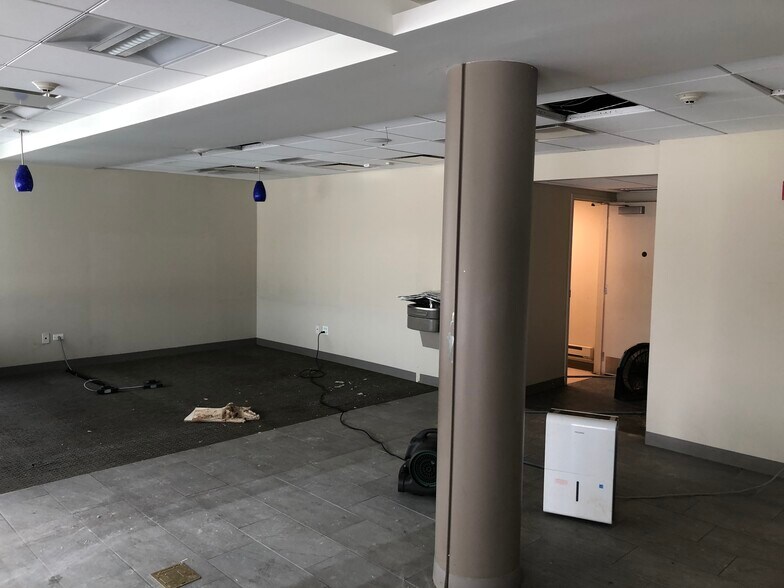More Photos Of 6740 N Ridge Blvd, Chicago Bank For Lease