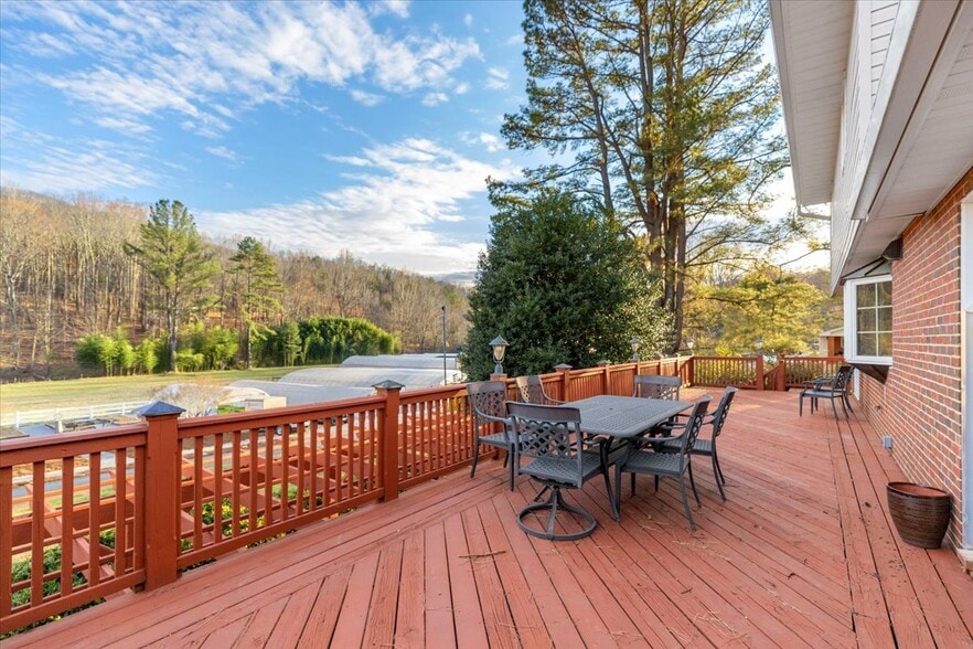 More Photos Of 1356 Coopers Cove Rd, Hardy Specialty For Sale