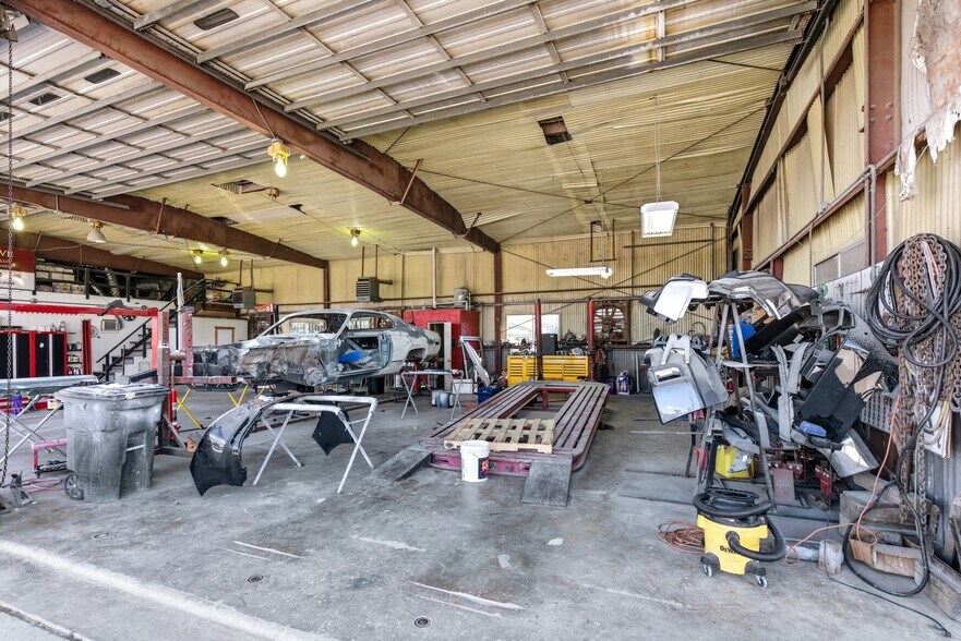 More Photos Of 413 Center St, Deer Park Industrial For Lease