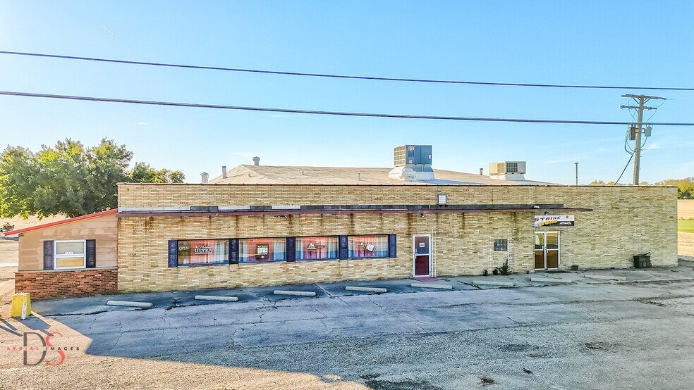 More Photos Of 2414 IL-23, Streator Flex For Sale