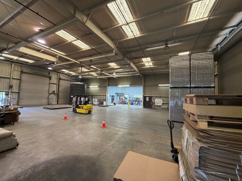 More Photos Of 65 S Lotas St, Porterville Warehouse For Lease