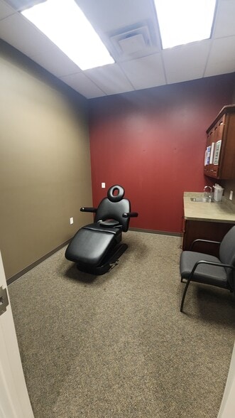 More Photos Of 6621-6627 Centerville Business Pky, Dayton Medical For Lease