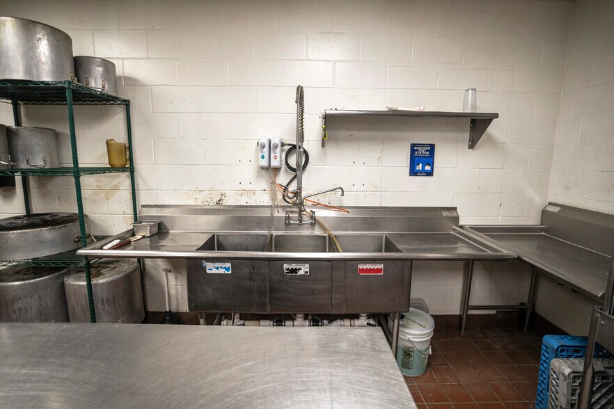 More Photos Of 762 Veterans Pky, Hinesville Restaurant For Sale