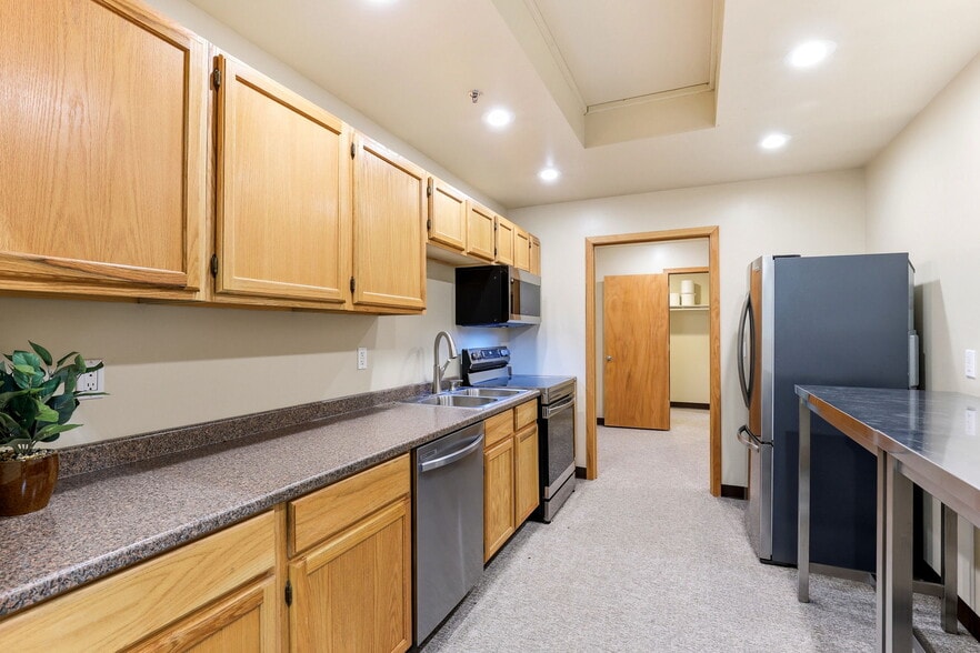 More Photos Of 7479-7491 Cahill Rd, Edina Showroom For Sale