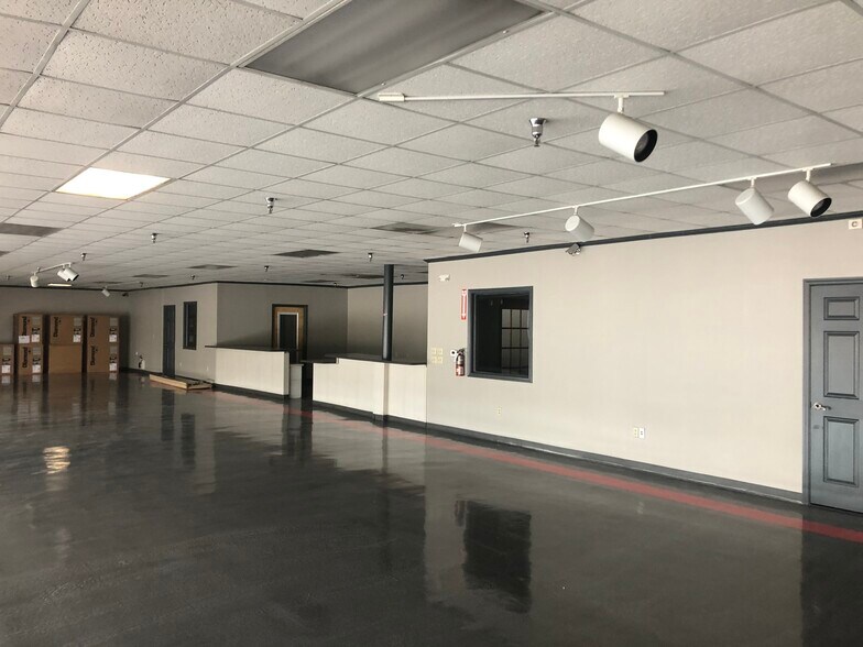 More Photos Of 5227 Middlebrook Pike, Knoxville Light Distribution For Lease