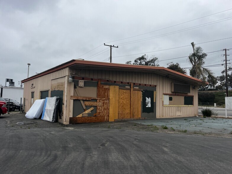 More Photos Of 3860 E Main St, Ventura Freestanding For Lease
