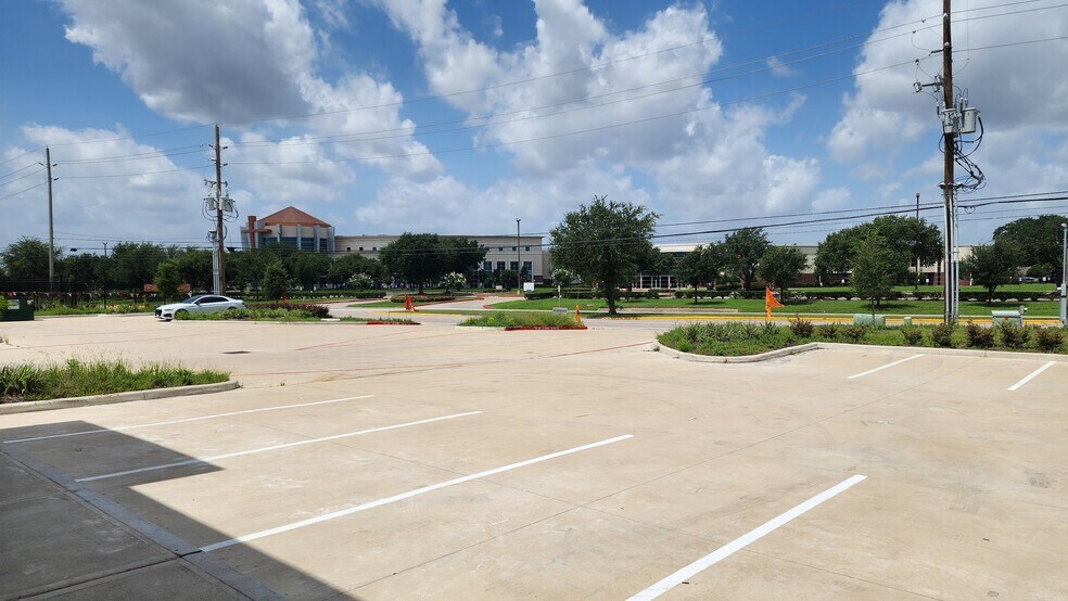 More Photos Of 5518 Queenston Blvd, Houston General Retail For Lease
