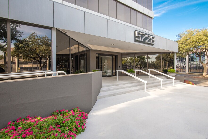 More Photos Of 5728 Lyndon B Johnson Fwy, Dallas Office For Lease