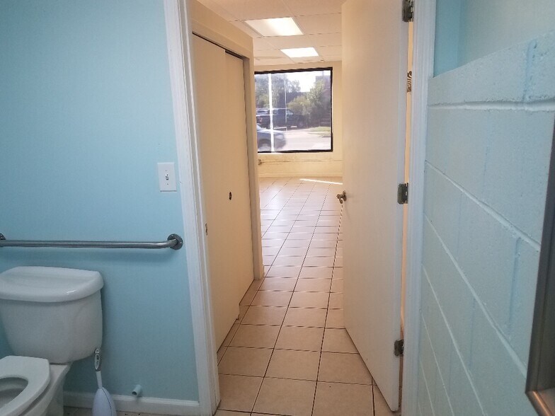 More Photos Of 2512 W 14 Mile Rd, Royal Oak Storefront For Lease