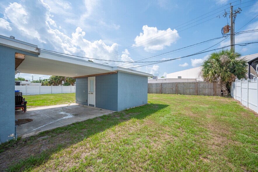 More Photos Of 304 Doris Dr, Lakeland Medical For Sale